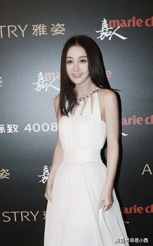 黑色|嫁对人后的姚笛一脸幸福，穿针织衫配蓬蓬裙，39岁嫩得像个小女孩