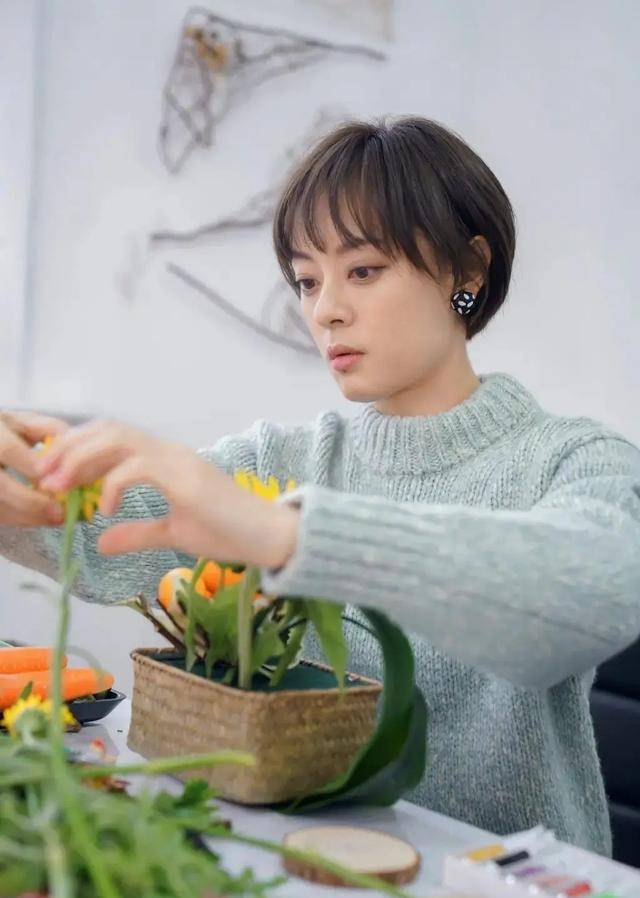 插花|孙俪沉迷插花！卫衣搭牛仔裤真时髦，剪“蘑菇头”半土不洋太老气