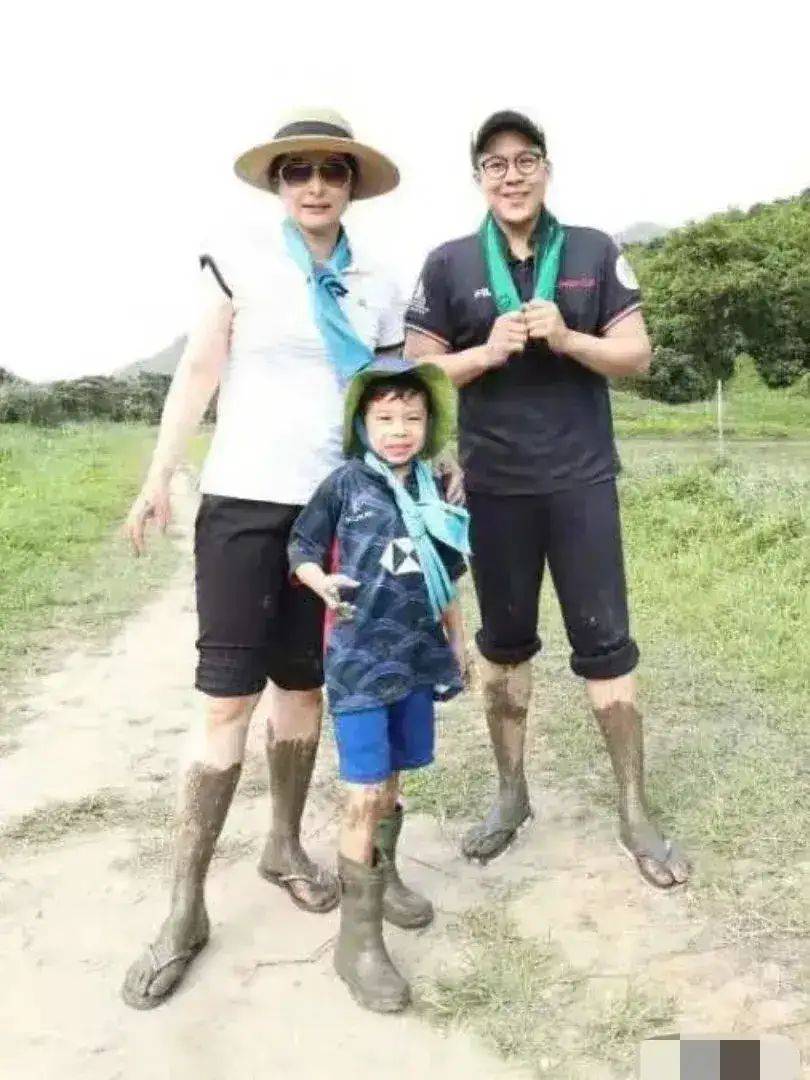 整体|郭晶晶婆婆真爱打扮，总穿的时髦靓丽，反而显得儿媳好老啊!