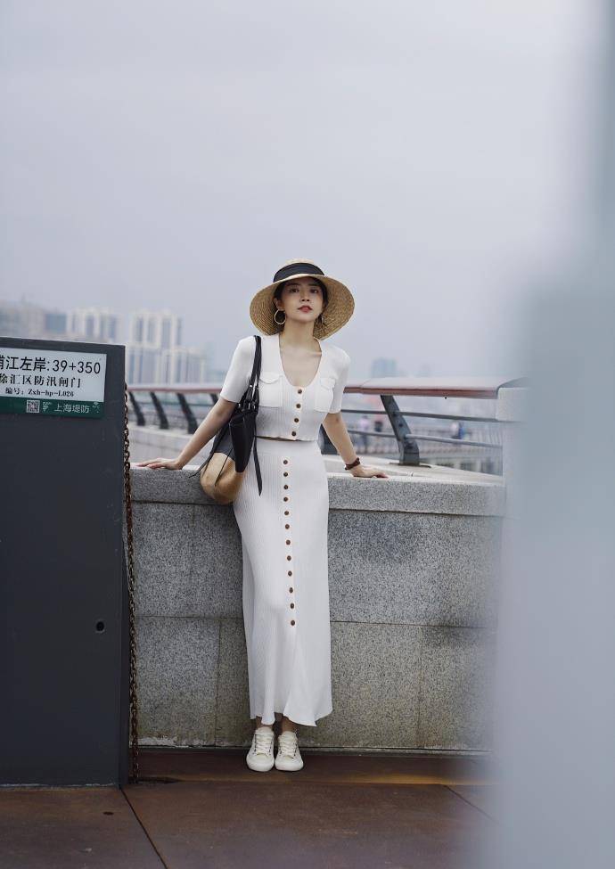 饱和度|被三木的穿搭圈粉了，这五套“夏日优雅搭配”，每套都不简单