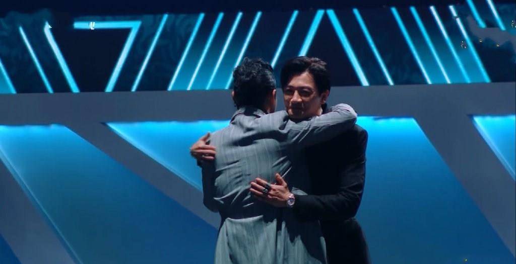 挺阔|陈志朋真厉害，穿大衣紧身衫秀小腰，把“乖乖虎”苏有朋都比下去