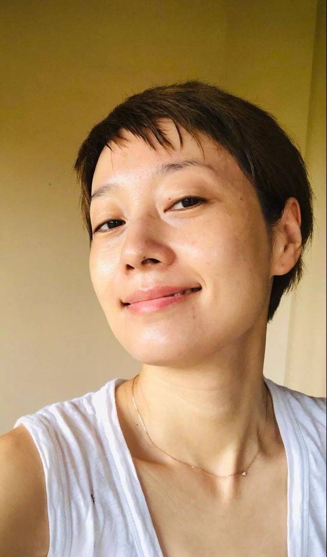 身材|马伊琍穿背心出街，45岁还在健身减肥，可干柴身材看着像大妈!