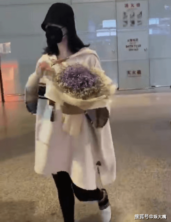 床单|谢娜生二胎后首露面，网友称肚子已平摊，将参与快本22日的录制