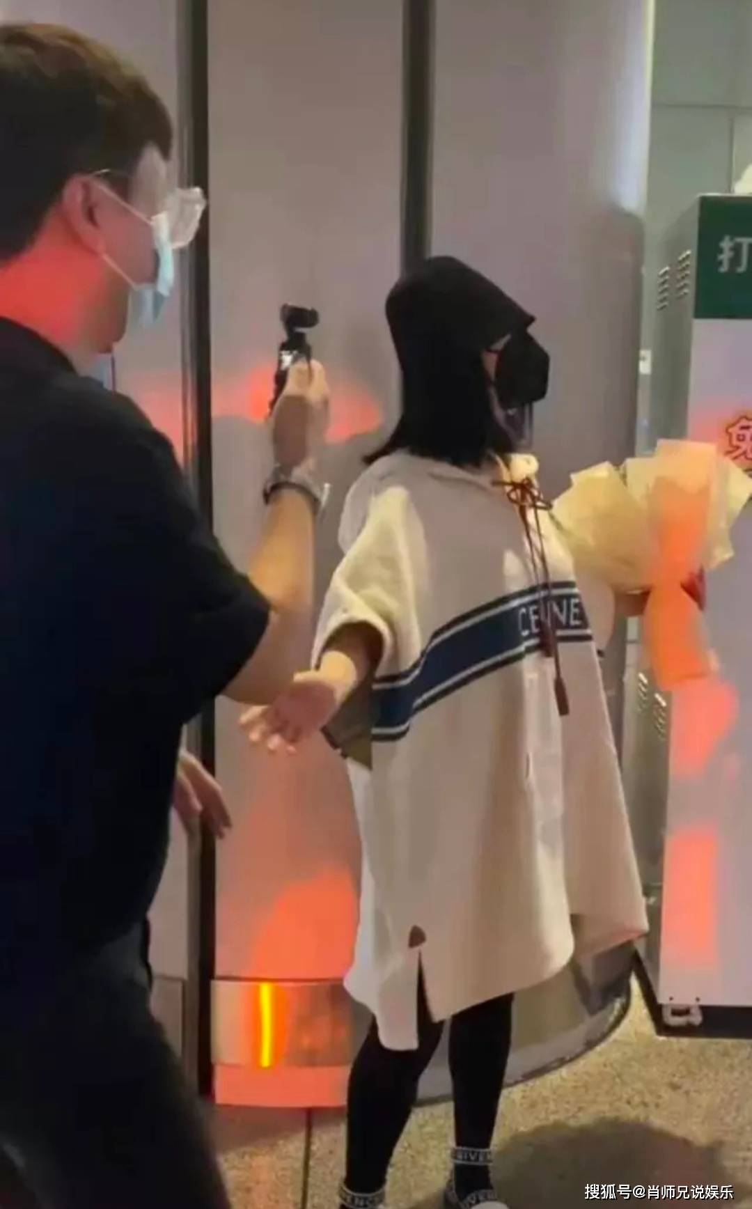 黑色|谢娜二胎后首次现身长沙机场，参与《快本》录制，赵丽颖同日抵达