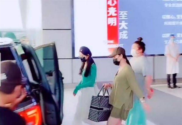 赵丽颖|赵丽颖快瘦成麻杆！穿针织直筒裤空荡荡，89斤同框女助理对比鲜明