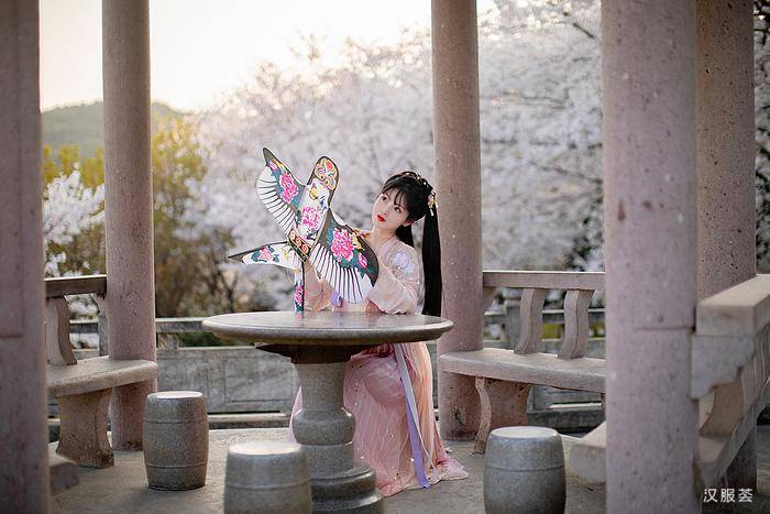 春风|男人们爱秋天还是爱秋天里穿汉服的美女?