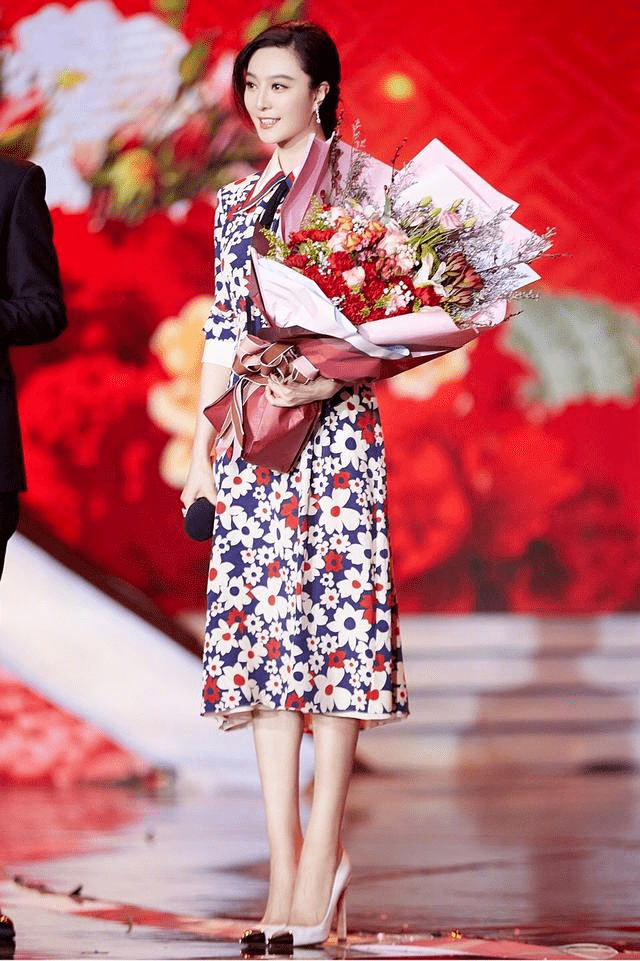 范冰冰|范冰冰才是“骨相美”，蓝色格纹头巾配卡其西装，高级又洋气