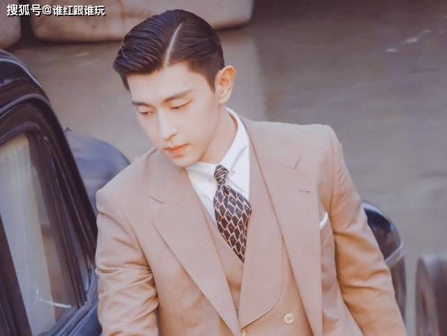 男女|《夜旅人》双人路透,邓伦西服背头精致斯文,倪妮旗袍尽显好身材