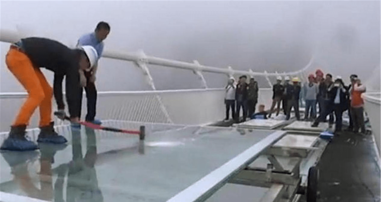 中国建的这座玻璃桥，英国人拿锤子砸都砸不破，这到底咋做到的？