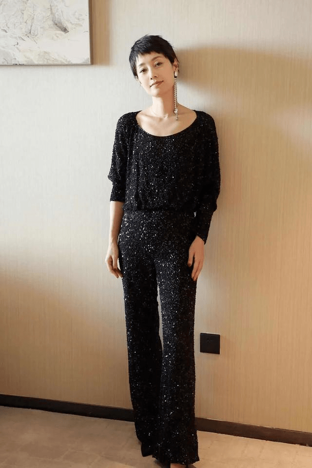 布袋|马伊琍真没明星架子，穿T恤配7分阔腿裤走机场，低调又舒适