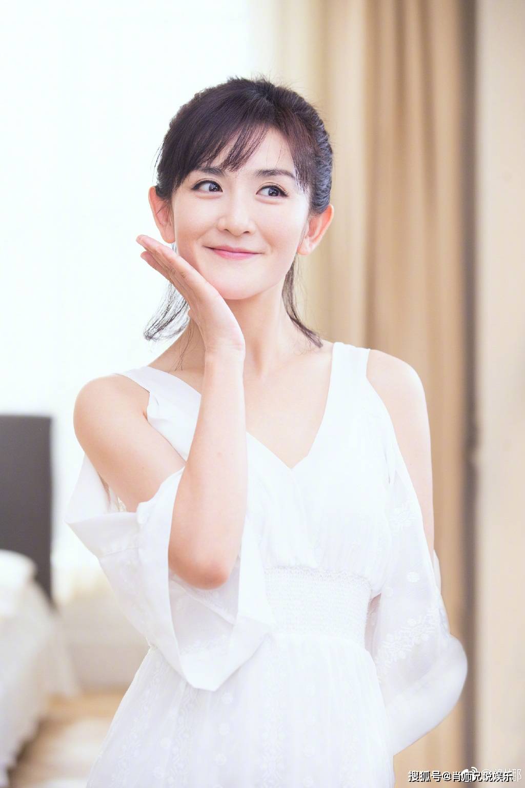 黑色|谢娜二胎后首次现身长沙机场，参与《快本》录制，赵丽颖同日抵达