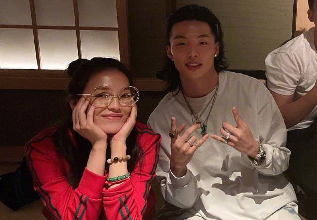 个性|44岁舒淇真不显老，穿红衣扎丸子头少女感泛滥，说她24岁也不稀奇