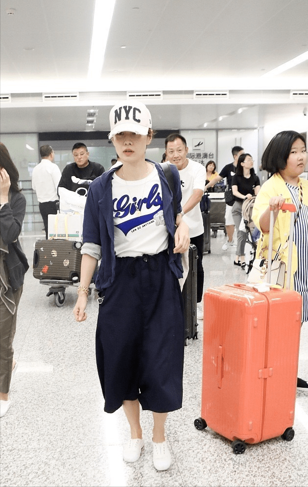 布袋|马伊琍真没明星架子，穿T恤配7分阔腿裤走机场，低调又舒适