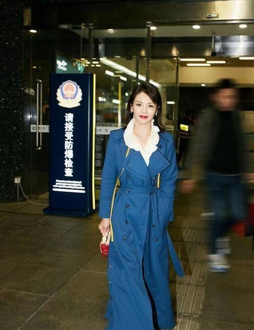 身材|女明星穿蓝色大衣配现身，霸总范儿十足，轻松展现女神范