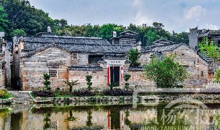 江西古村被称为活博物馆，古建筑近6万平方米，位于赣州地处深山