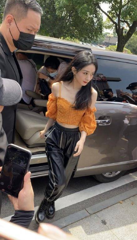 赵丽颖|赵丽颖《中餐厅》发布会真放得开，穿俏皮吊带，这直尺肩美得发光