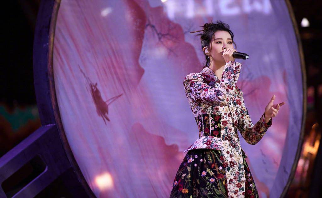 舞台|郁可唯“不红”真可惜，大冷天穿两秀脐装走机场，37岁马甲线太美