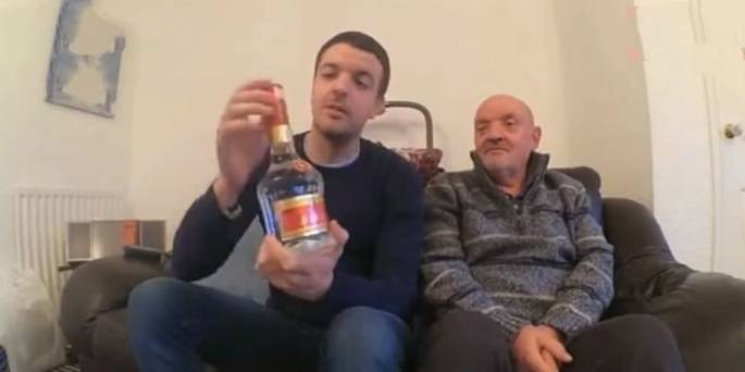 萝卜青菜|老外从中国带来白酒让老爸喝,没想到酒量不好的老妈爱上了