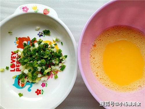 葱花|鸡蛋面粉一拌,教你做最薄的饼,比手抓饼好吃,5元搞定全家早餐