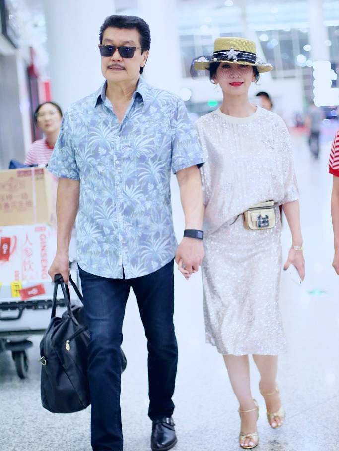 黑纱|赵雅芝重返18岁，被老公一路牵手呵护，黑面纱配红唇惊艳到我了