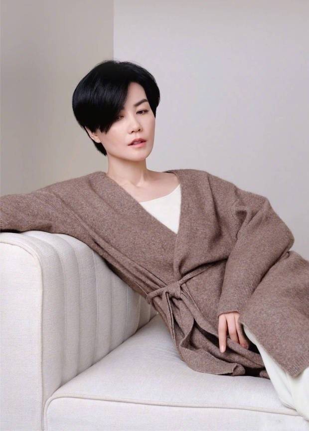 女王|王菲完美诠释“姐就是女王”，就算留短发，看着也挺优雅知性的