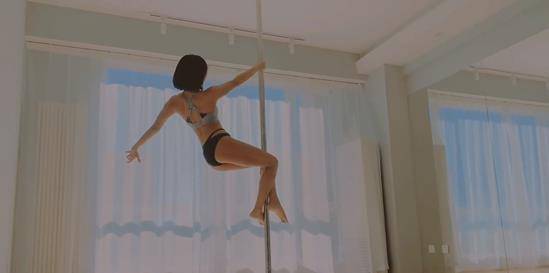 凹凸|赵奕欢这回豁出去了，宅在家穿背心短裤跳钢管舞，凹凸身材真勾人