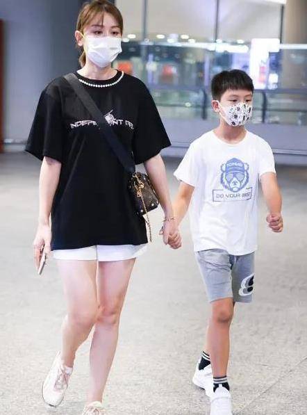 身材|13岁森碟已经长成小美女，穿连帽裙秀纤细长腿，快跟田亮一样高了