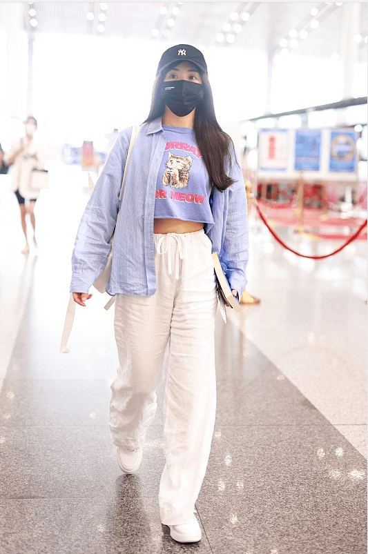 身材|32岁张含韵少女感绝了，紫色T恤配阔腿裤甜美温柔，娇俏活泼