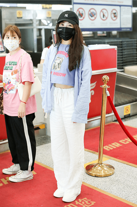 身材|32岁张含韵少女感绝了，紫色T恤配阔腿裤甜美温柔，娇俏活泼