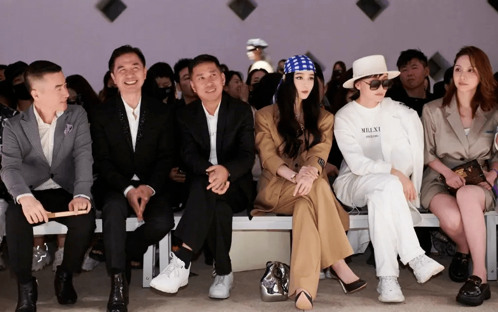 范冰冰|范冰冰才是“骨相美”，蓝色格纹头巾配卡其西装，高级又洋气