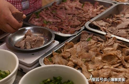 因为|母子二人开店卖“它”,早上6点就排起了长队,一天能卖400多碗!