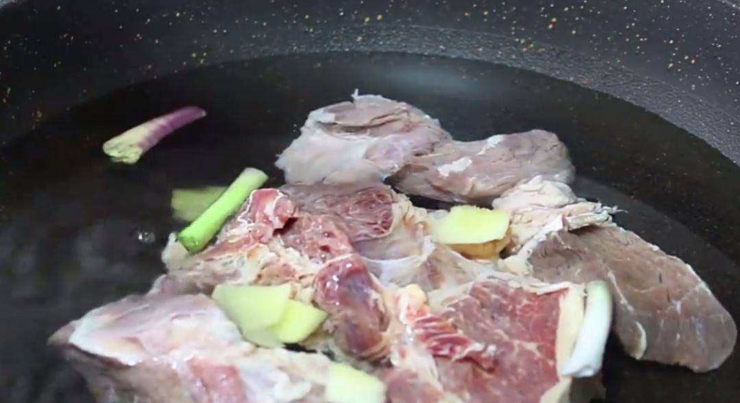 牛肉怎么切块比较嫩 ee97d317ab0d4dcaaa34f054a2baa680.jpeg