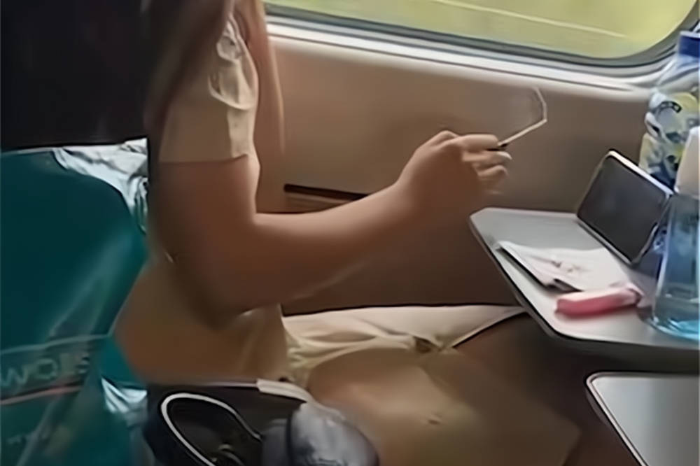 山西一女子在动车上吸烟,导致列车减速:我知道规定,但没有忍住