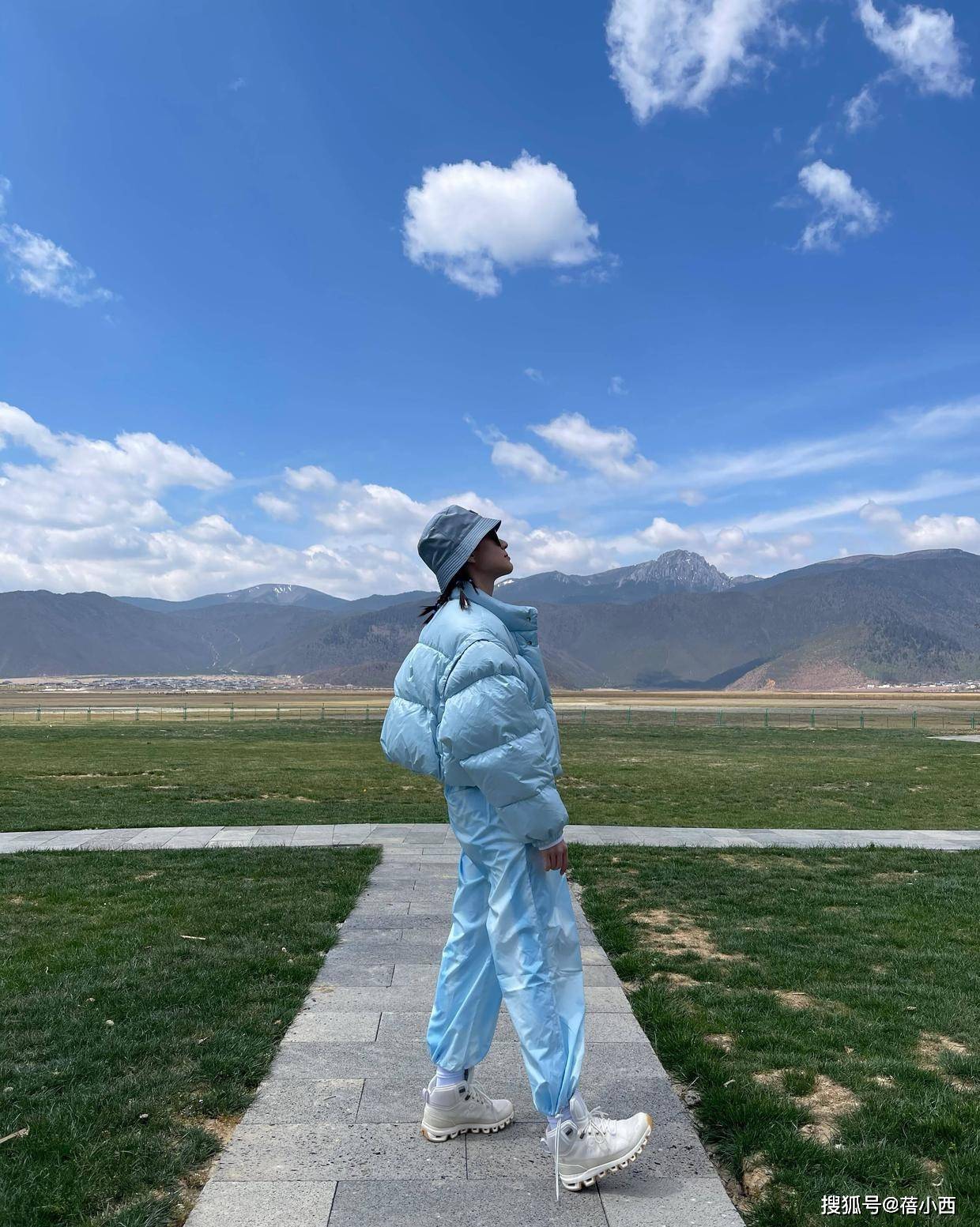 何超莲|何超莲身材这么有料？穿一字肩连衣裙，豪门出身却有“尤物气质”