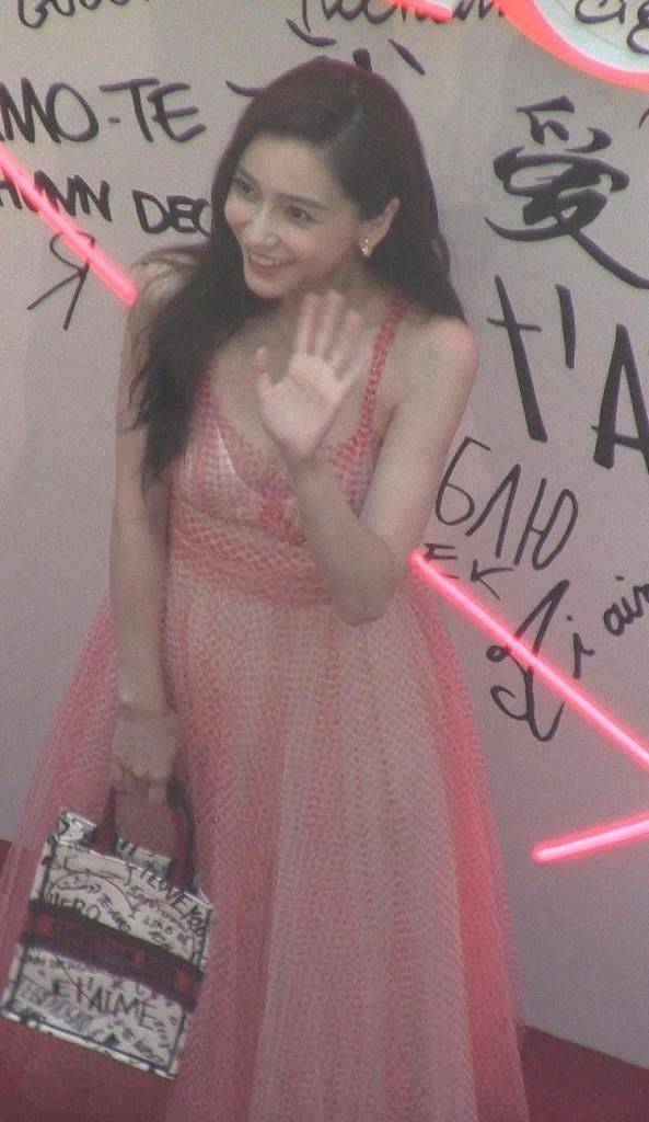 杨颖|杨颖颜值抗打,真实镜头依旧又美又瘦,穿吊带粉裙少女感十足