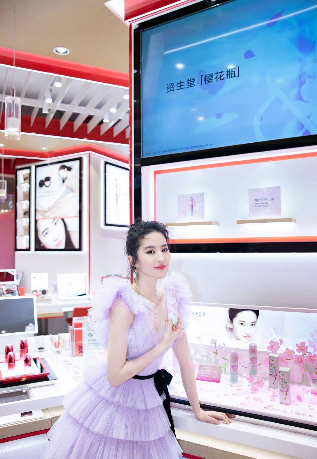 系列|刘亦菲竟“持靓行凶”一身紫色蛋糕裙出席现场，仙气十足震撼全场