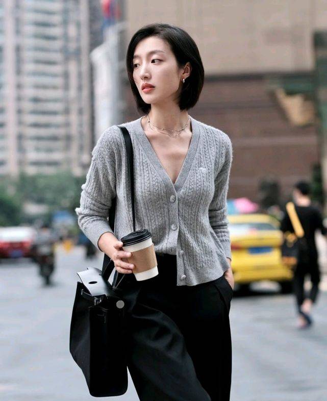 女生|秋季穿搭可以选择休闲款,简单基础的服装款式,也能诠释女性的美