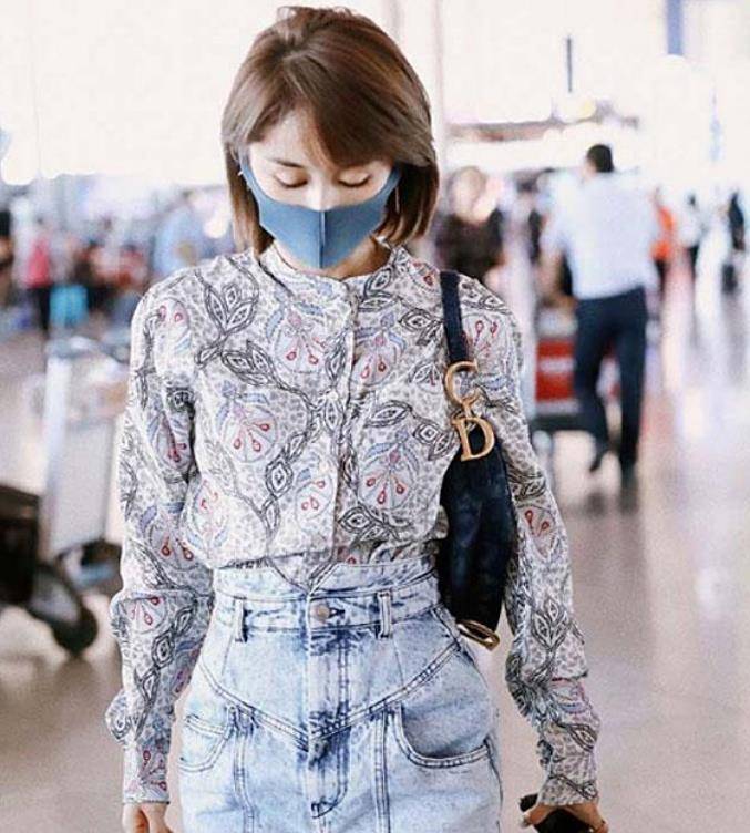 下半身|王子文真够辣的！印花衬衫配齐臀裙复古不失青春，蛇皮鞋太有品了