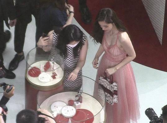 杨颖|杨颖颜值抗打,真实镜头依旧又美又瘦,穿吊带粉裙少女感十足