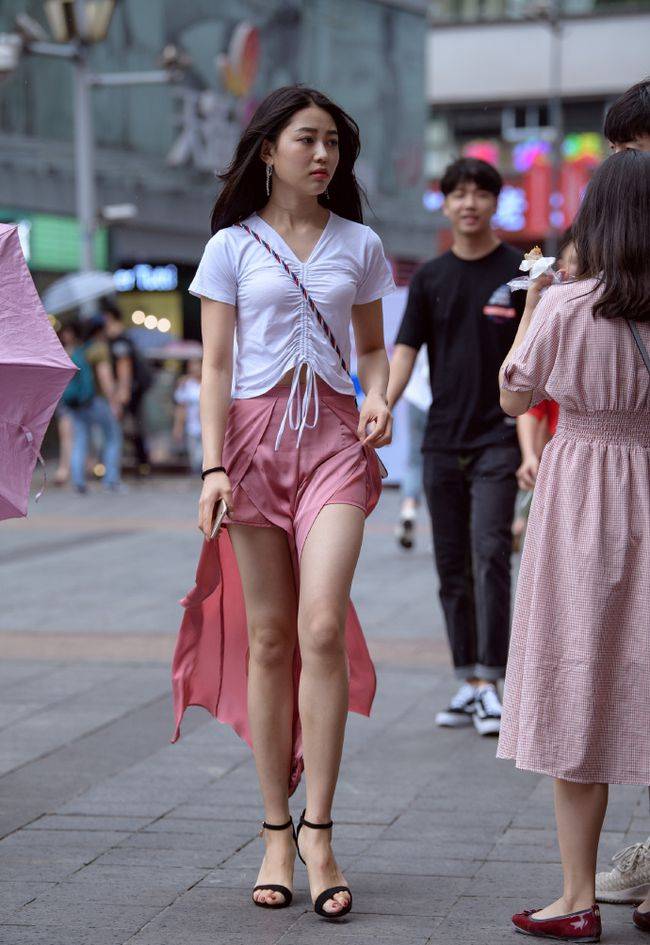 个性|苗条女生的“开衩裙”，既显身材又有个性，宛如“出水芙蓉”！