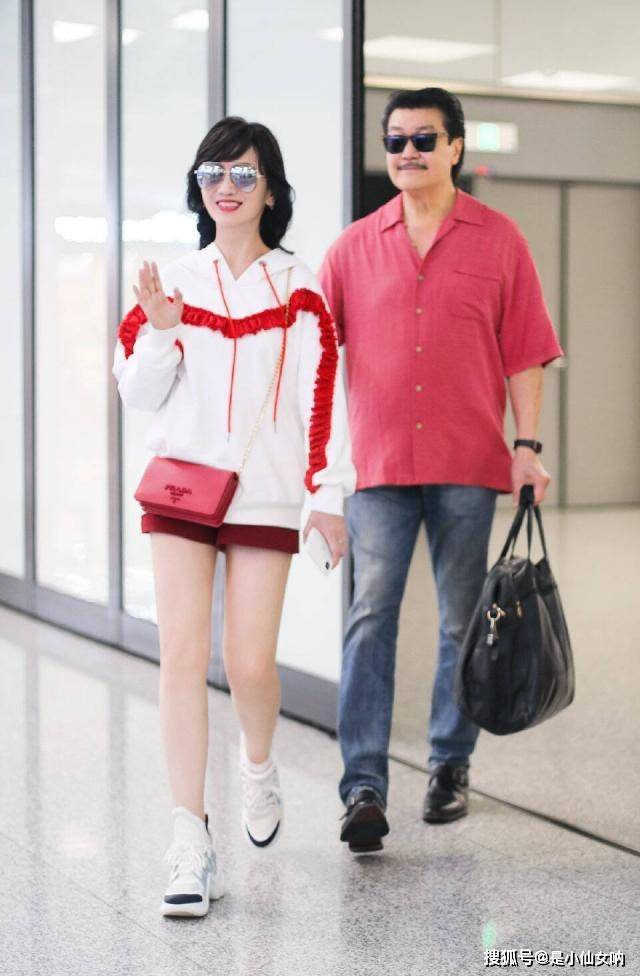 小姑娘|赵雅芝穿得再嫩也架不住年龄感，学小姑娘下衣失踪，细长腿仍惹眼