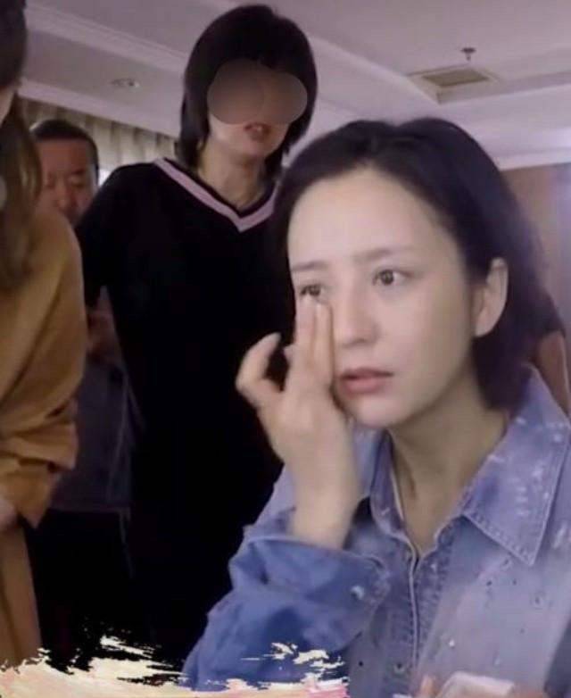 佟丽娅|网友在飞机上偶遇佟丽娅，素颜是很黄没多漂亮，但气质确实清纯！