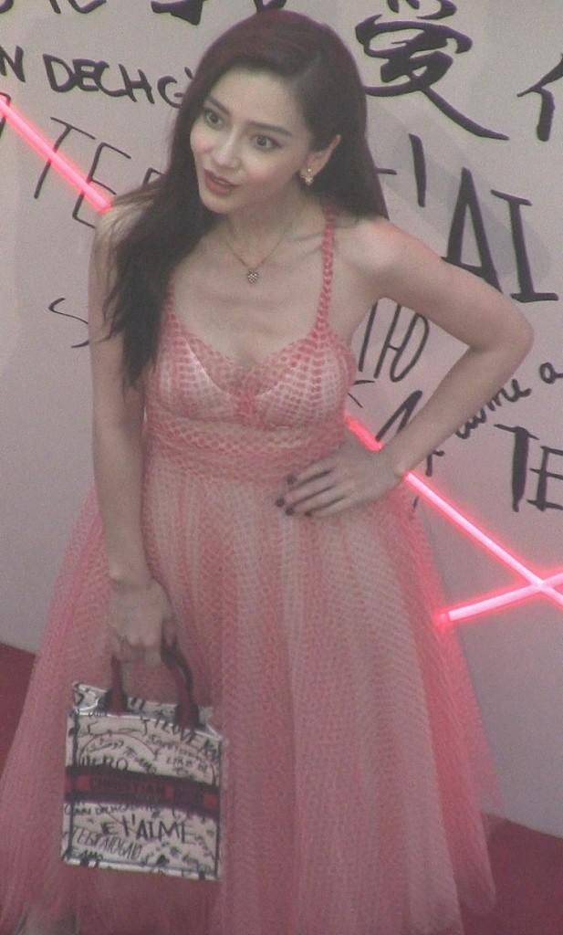 杨颖|杨颖颜值抗打,真实镜头依旧又美又瘦,穿吊带粉裙少女感十足