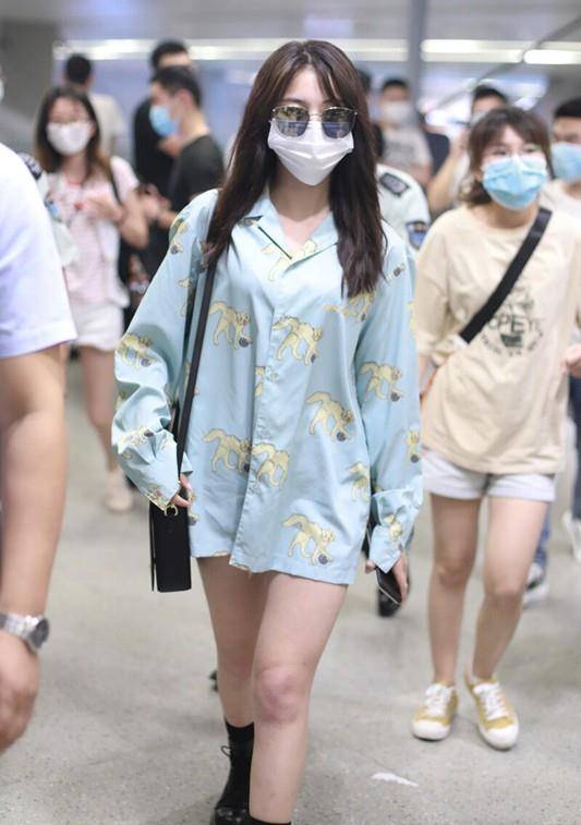 设计|徐静蕾不愧是文艺圈女神，“睡衣外穿”不显邋遢，反而穿出高街范