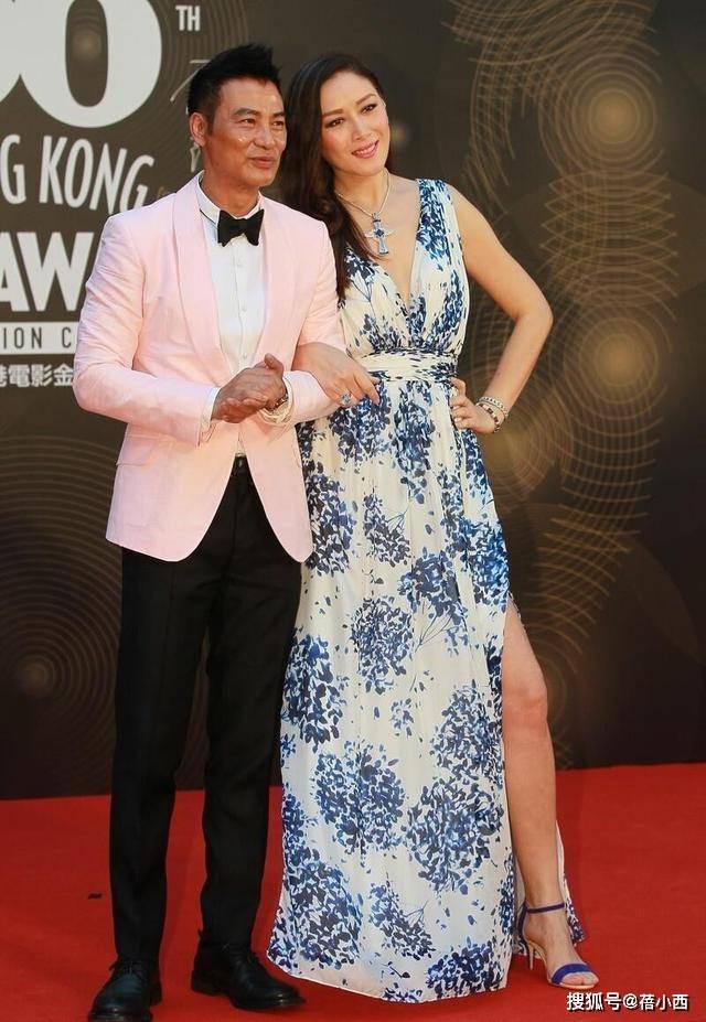 亮点|任达华琦琦“夫唱妇随”，女的穿印花裙，男的像穿粉西装，真时髦