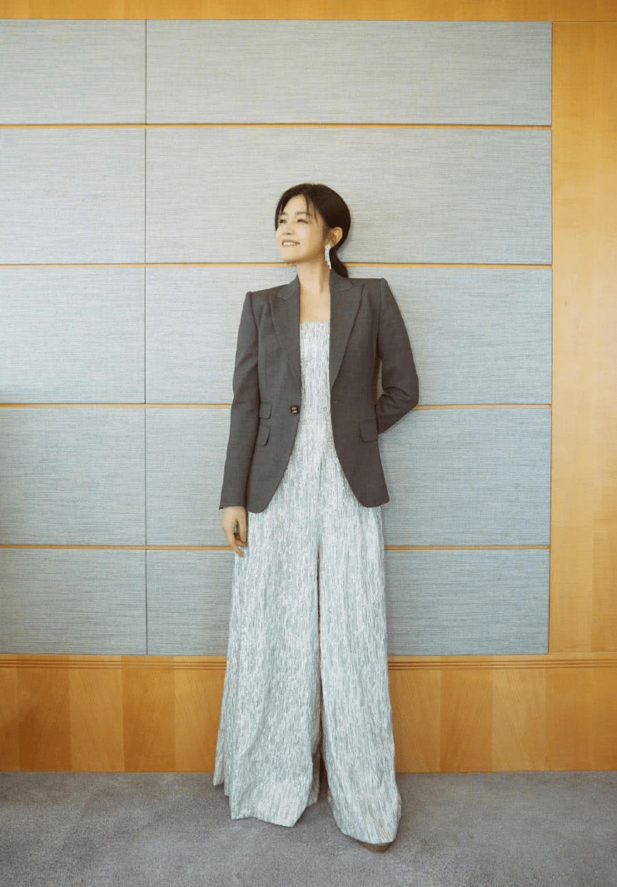 辣妈|陈妍希拥有“圆脸”优势，西服配连体裤亮相减龄时髦，辣妈圈最美