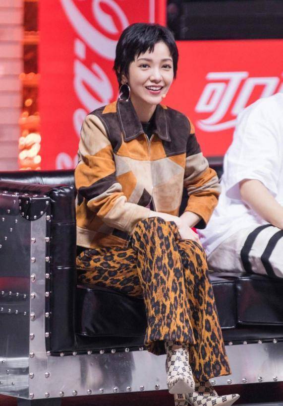 廓形|郭采洁真敢穿，长款衬衫配“蛇皮裤”，158身高穿出168气场