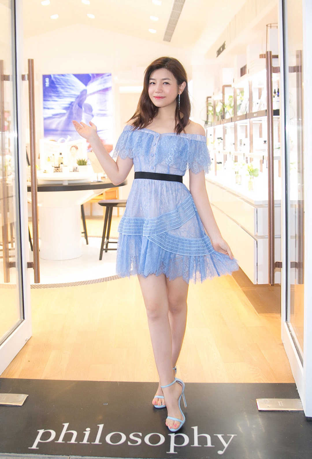 辣妈|陈妍希拥有“圆脸”优势，西服配连体裤亮相减龄时髦，辣妈圈最美