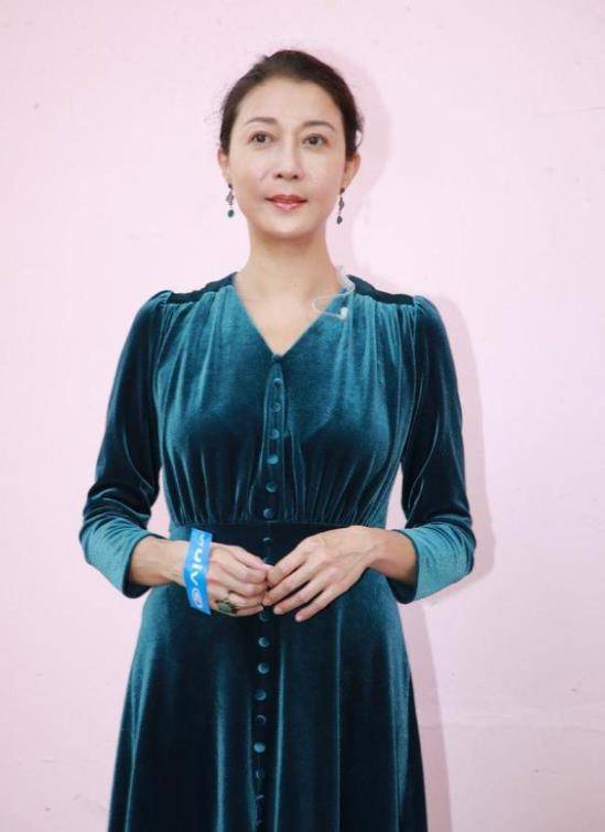 吴绮莉|吴绮莉骨子里透着贵气！穿“奶奶裙”也丝毫不显老，意外优雅高级