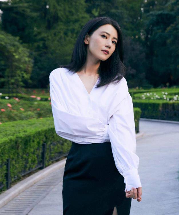 下装|高圆圆的美无需过多修饰，穿朴素衬衫配阔腿裤，人群中美得好醒目